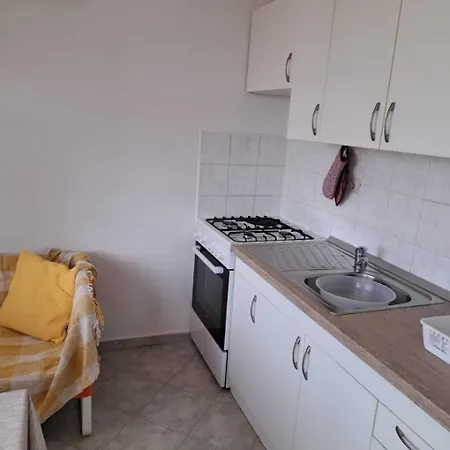 Jela - 50 M From Apartment Postira