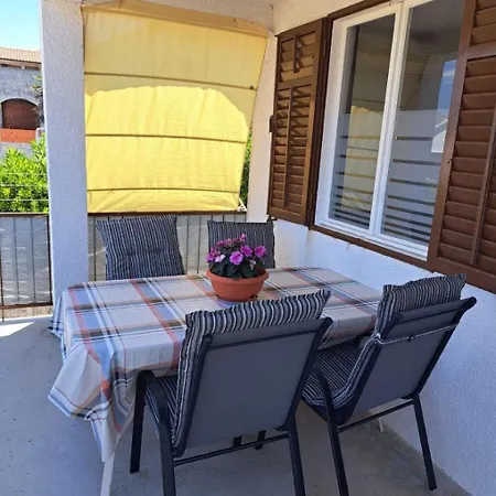 Jela - 50 M From Apartment Postira