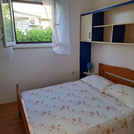 Apartment Jela - 50 M From Postira