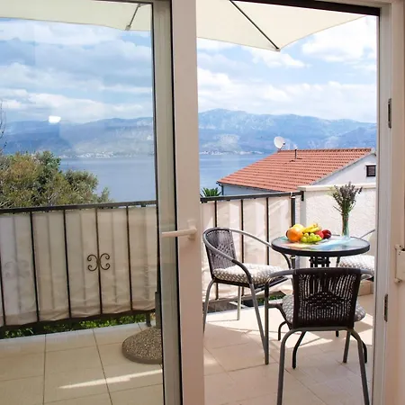 Apartment Jela - 50 M From Postira
