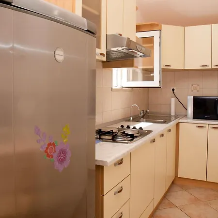 Jela - 50 M From Apartment Postira
