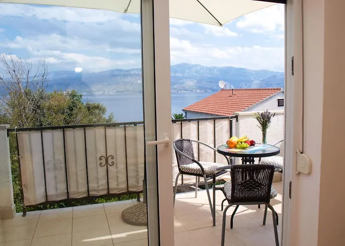 Apartment Jela Postira